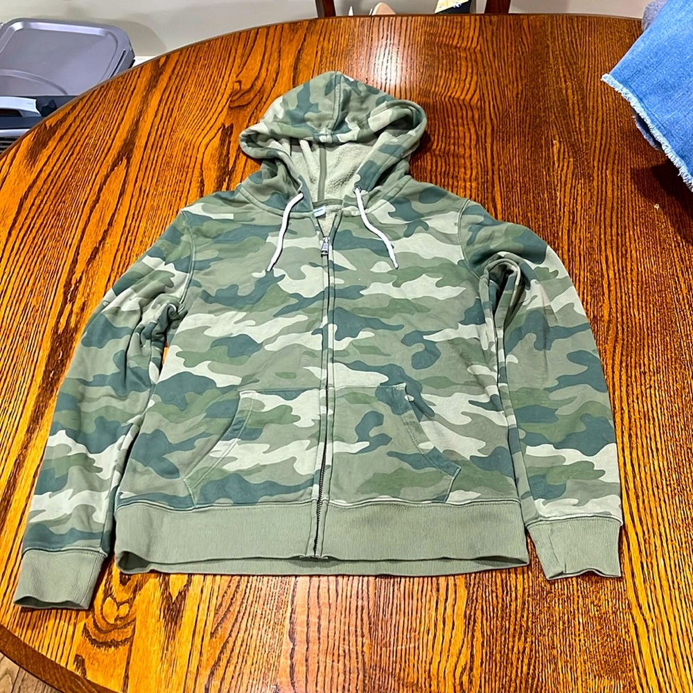 Old Navy brand camouflage zip hoodie women’s sz M.Good pre-worn condition.